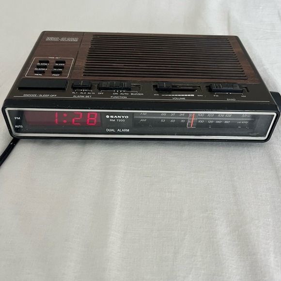Sanyo RM6200 Vtg 1984 Dual Alarm  Red LED Digital Clock Radio Tested Woodgrain - Picture 7 of 8